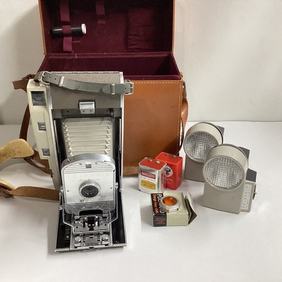 POLAROID LAND CAMERA 800 WITH CASE